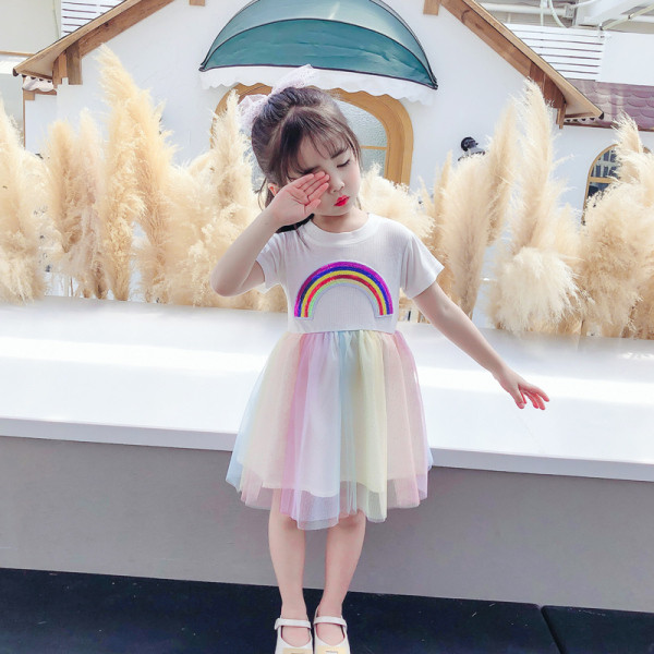 Model modernog kroja dječje haljine s tilom i šljokicama