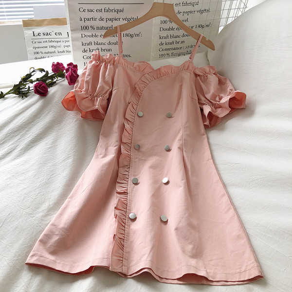 Разкроена дамска рокля с къс ръкав и копчета 