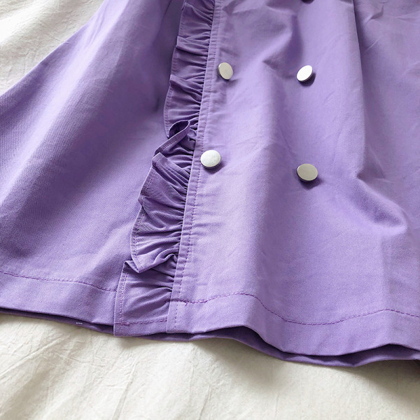 Разкроена дамска рокля с къс ръкав и копчета 