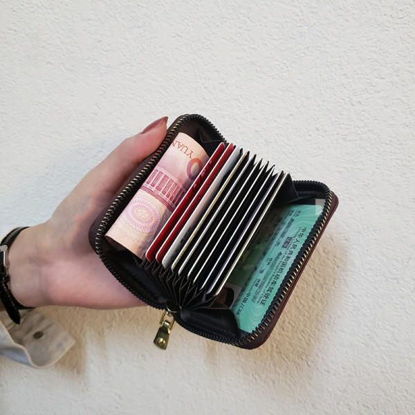 Модерно дамско портомне с цип и бродерия