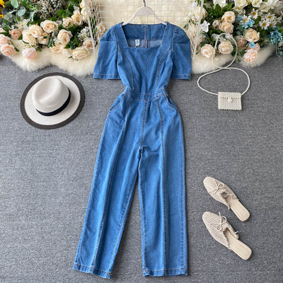 Модерен дънков дамски гащеризон с квадратно деколте и къс ръкав