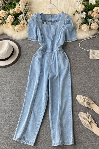 Модерен дънков дамски гащеризон с квадратно деколте и къс ръкав