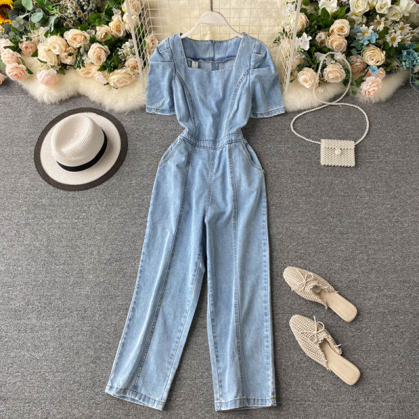 Модерен дънков дамски гащеризон с квадратно деколте и къс ръкав