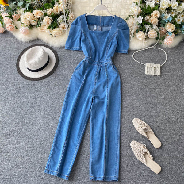 Модерен дънков дамски гащеризон с квадратно деколте и къс ръкав