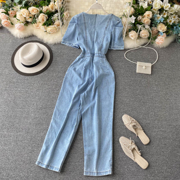 Модерен дънков дамски гащеризон с квадратно деколте и къс ръкав