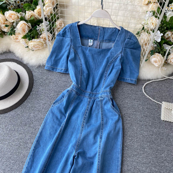 Модерен дънков дамски гащеризон с квадратно деколте и къс ръкав