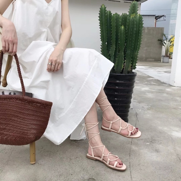 Дамски летни сандали с равна подметка и кожени връзки 