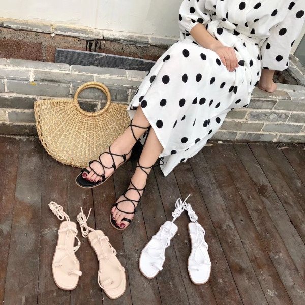 Дамски летни сандали с равна подметка и кожени връзки 