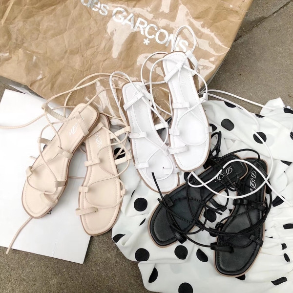 Дамски летни сандали с равна подметка и кожени връзки 