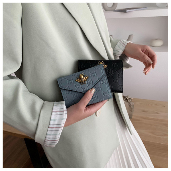 Дамско ежедневно портмоне с метален елемент от еко кожа