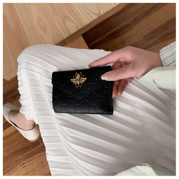 Дамско ежедневно портмоне с метален елемент от еко кожа