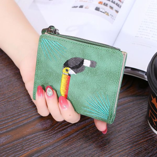 Актуален дамски портфейл с животински мотиви