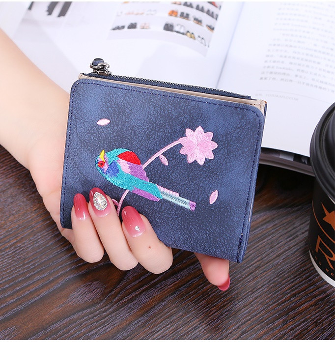 Актуален дамски портфейл с животински мотиви