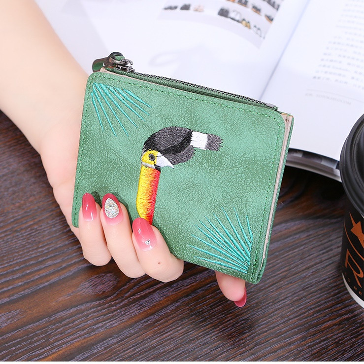 Актуален дамски портфейл с животински мотиви