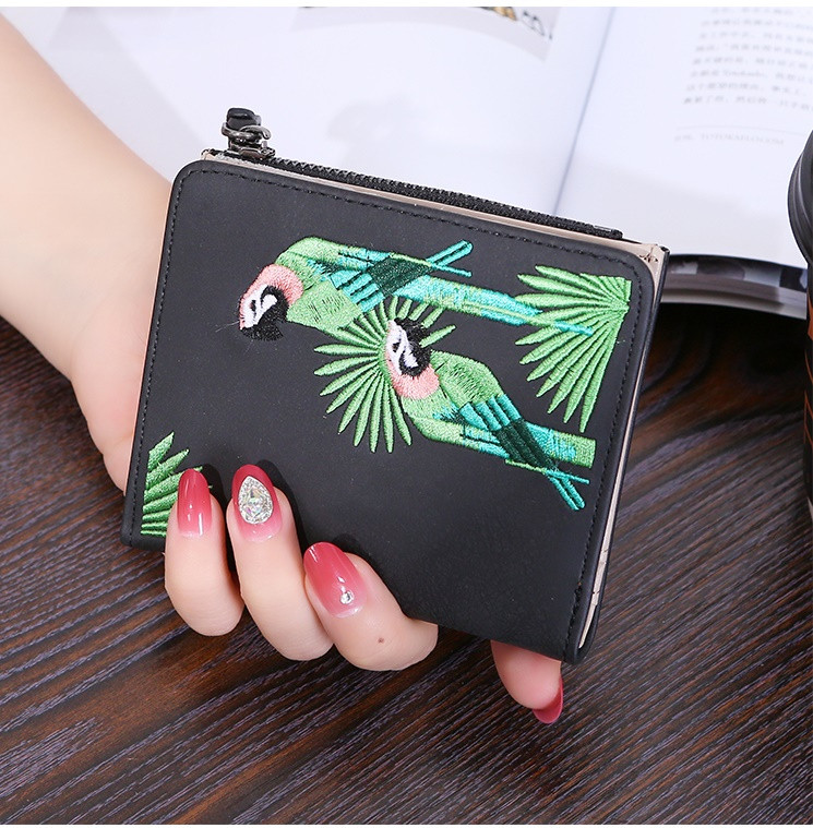 Актуален дамски портфейл с животински мотиви