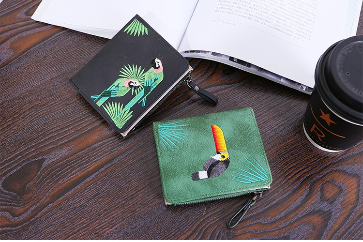 Актуален дамски портфейл с животински мотиви