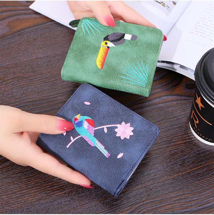 Актуален дамски портфейл с животински мотиви