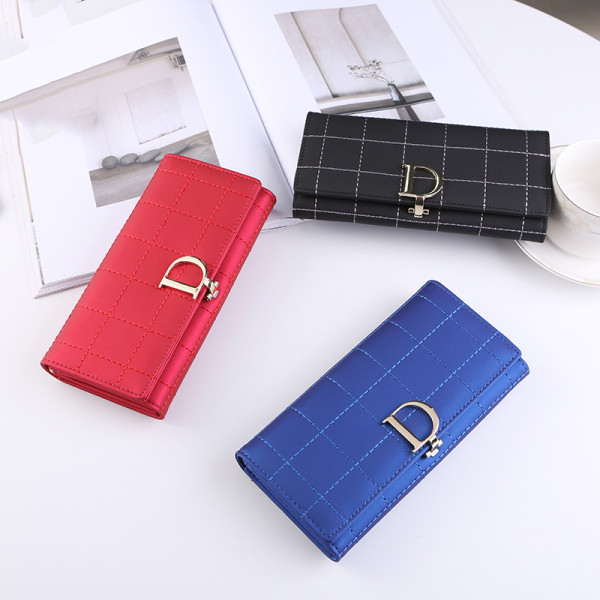 Стилно дамско портмоне с метален елемент