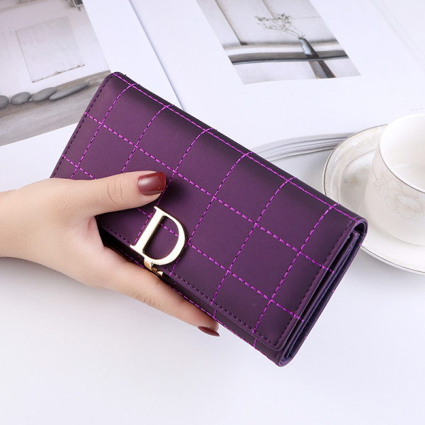 Стилно дамско портмоне с метален елемент