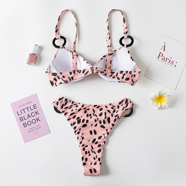 Бански костюм от две части с леопардов десен и халки