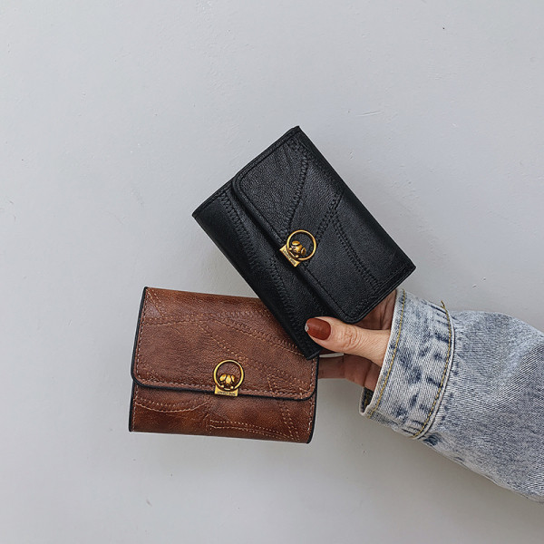 Дамско портмоне с метален елемент от еко кожа