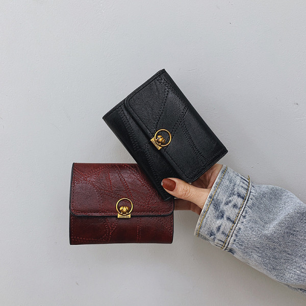 Дамско портмоне с метален елемент от еко кожа