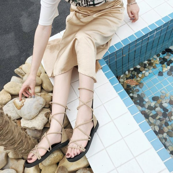 Дамски летни сандали с равна подметка и връзки 