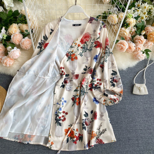 Актуална дамска рокля с дълъг ръкав и флорални мотиви