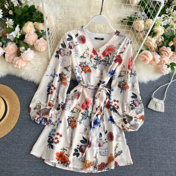 Актуална дамска рокля с дълъг ръкав и флорални мотиви