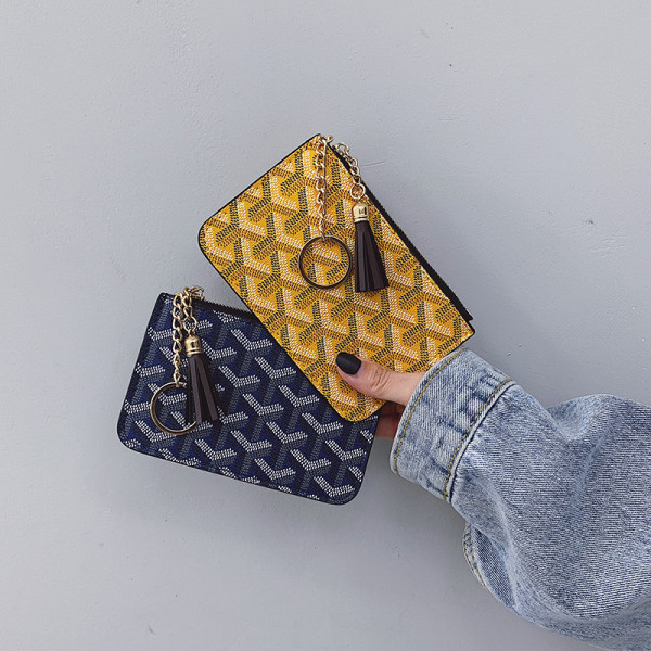 Дамско актуално портмоне с пискюл и цип