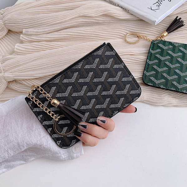 Дамско актуално портмоне с пискюл и цип