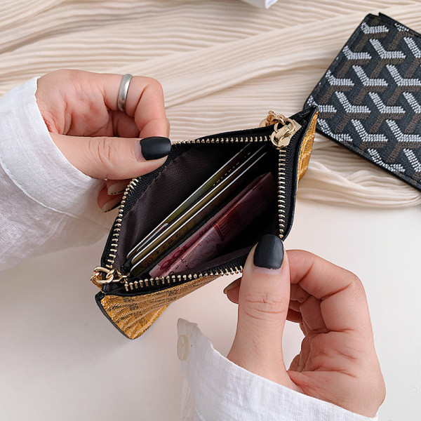 Дамско актуално портмоне с пискюл и цип