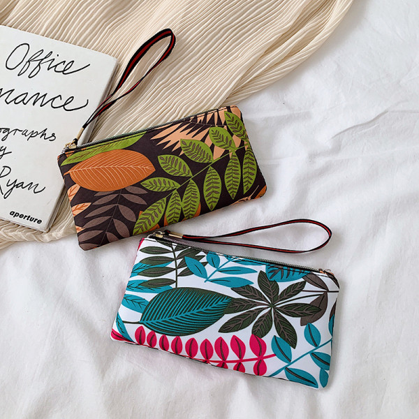 Модерно дамско портмоне с флорален десен