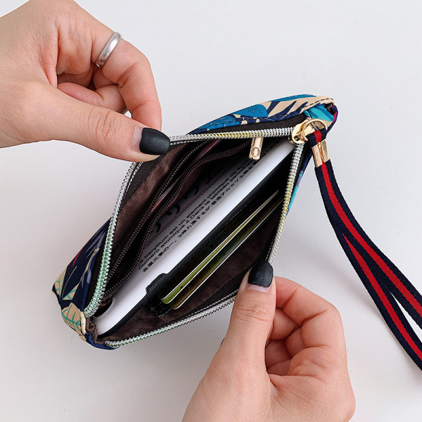 Модерно дамско портмоне с флорален десен