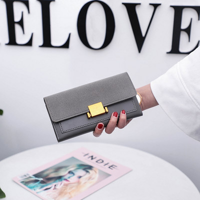 Стилно дамско портмоне с метален елемент от еко кожа