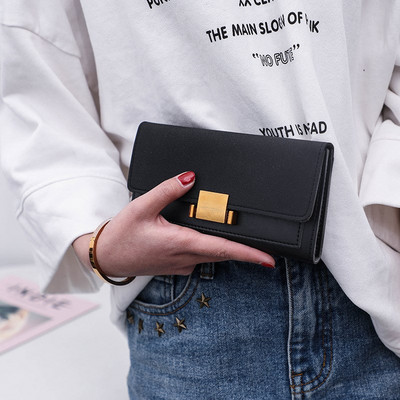 Стилно дамско портмоне с метален елемент от еко кожа