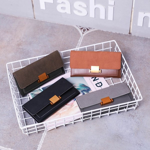 Стилно дамско портмоне с метален елемент от еко кожа