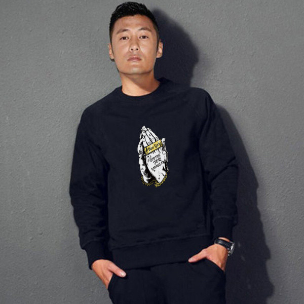 Мъжка спортно-ежедневна блуза с цветна апликация и обло деколте 