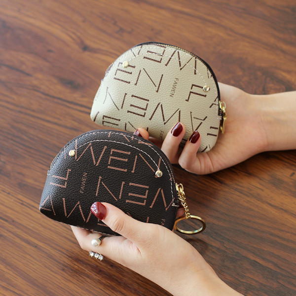 Актуално дамско мини портмоне с цип и надписи