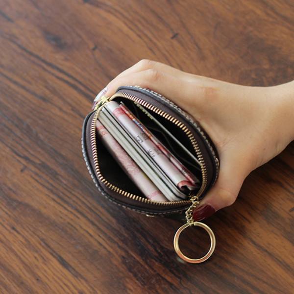 Актуално дамско мини портмоне с цип и надписи