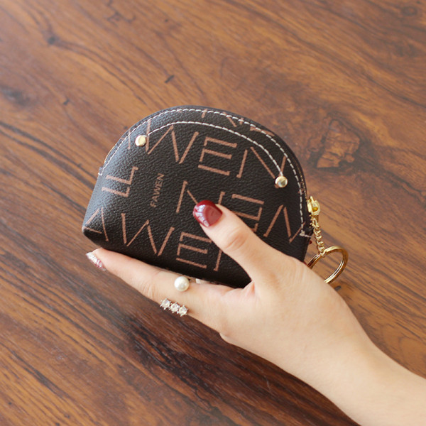 Актуално дамско мини портмоне с цип и надписи