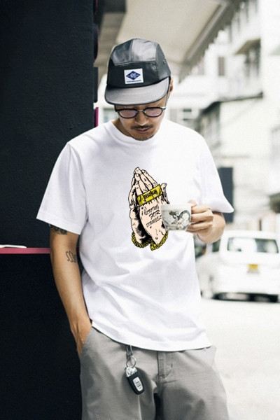 Ежедневна мъжка тениска с обло деколте и цветна апликация 