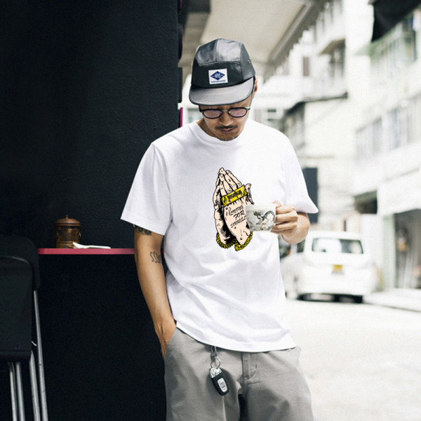 Ежедневна мъжка тениска с обло деколте и цветна апликация 