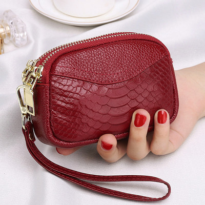 Актуално дамско портмоне с цип и дръжка от еко кожа