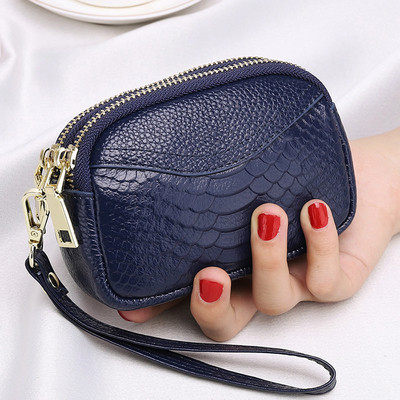 Актуално дамско портмоне с цип и дръжка от еко кожа