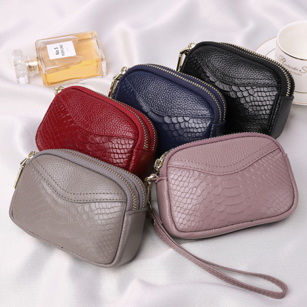 Актуално дамско портмоне с цип и дръжка от еко кожа