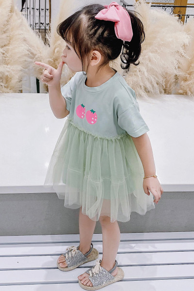 Модерна детска рокля с обло деколте и тюл