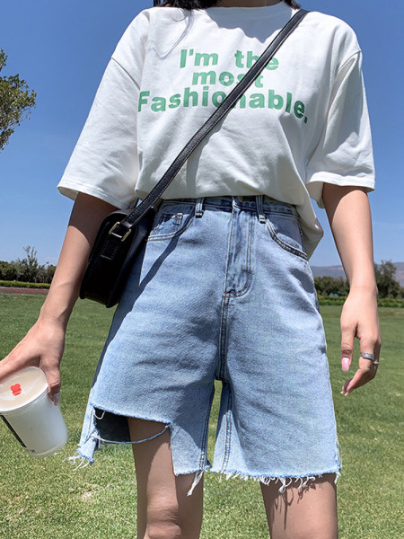 Дамски дънкови шорти с разкъсани мотиви 