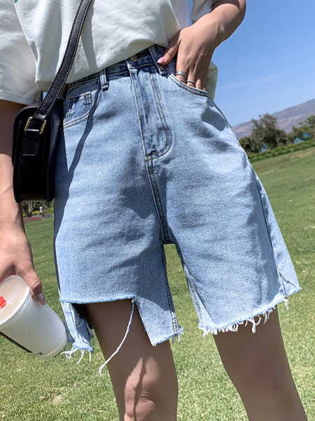 Дамски дънкови шорти с разкъсани мотиви 