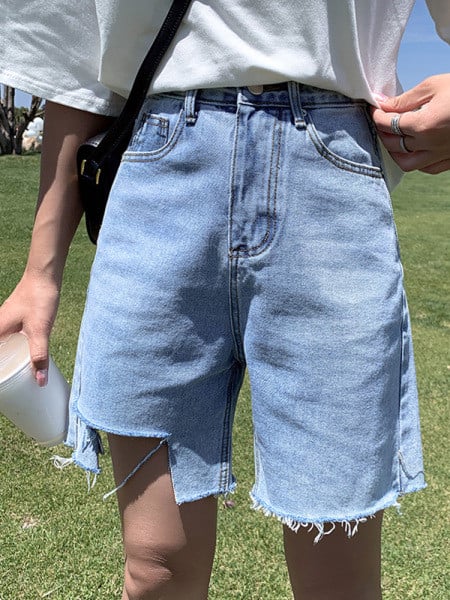 Дамски дънкови шорти с разкъсани мотиви 